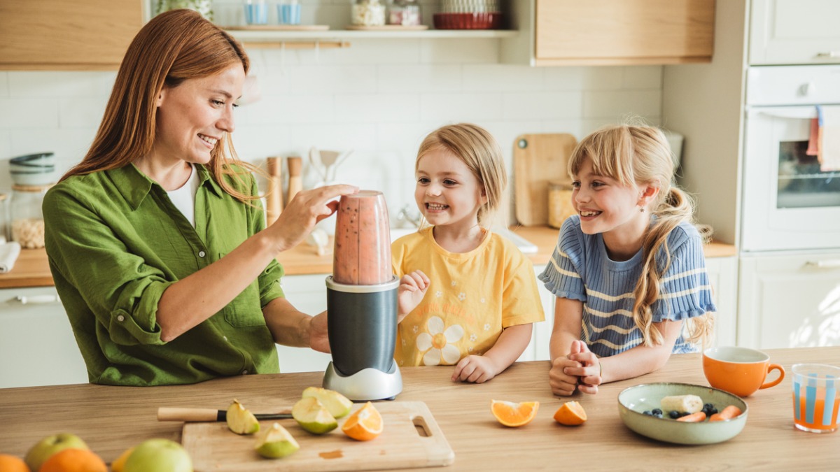 met een blender een smoothie maken samen met je kinderen